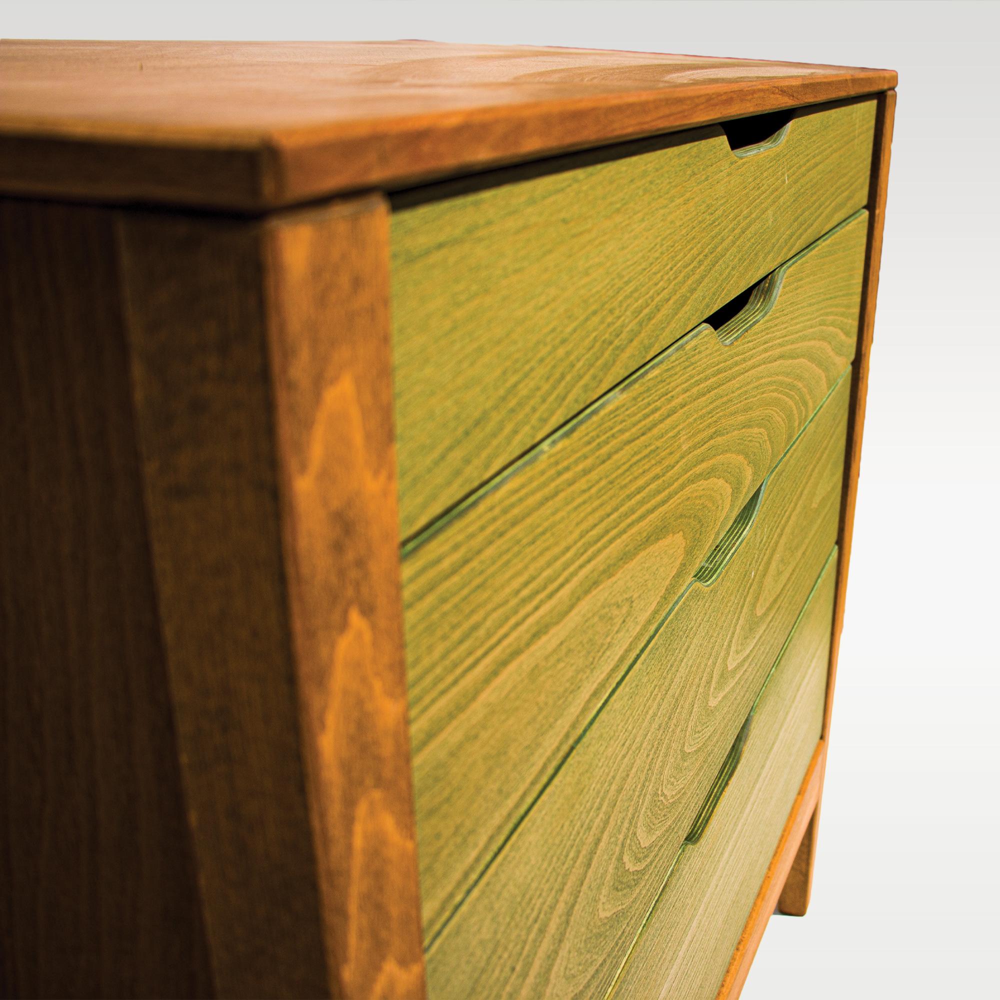 نمای نزدیک دراور چوبی